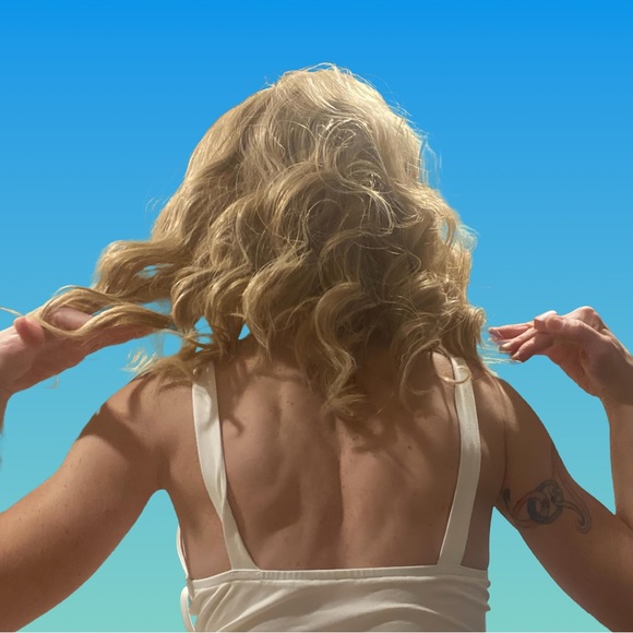 22” Wavy Dirty Dishwater Blond Bombshell Wig - Picture 6 of 9